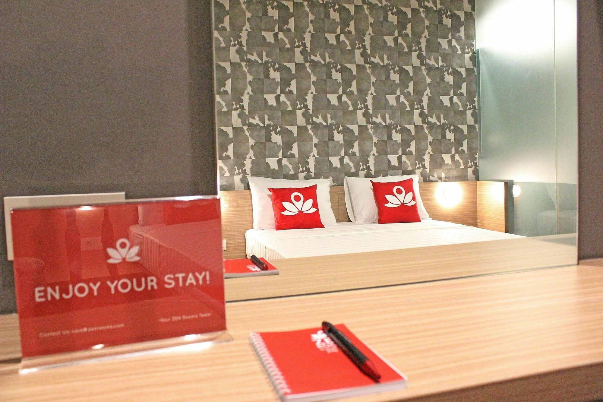 Zen Premium Sampoerna Strategic Square Hotel Jacarta Exterior foto