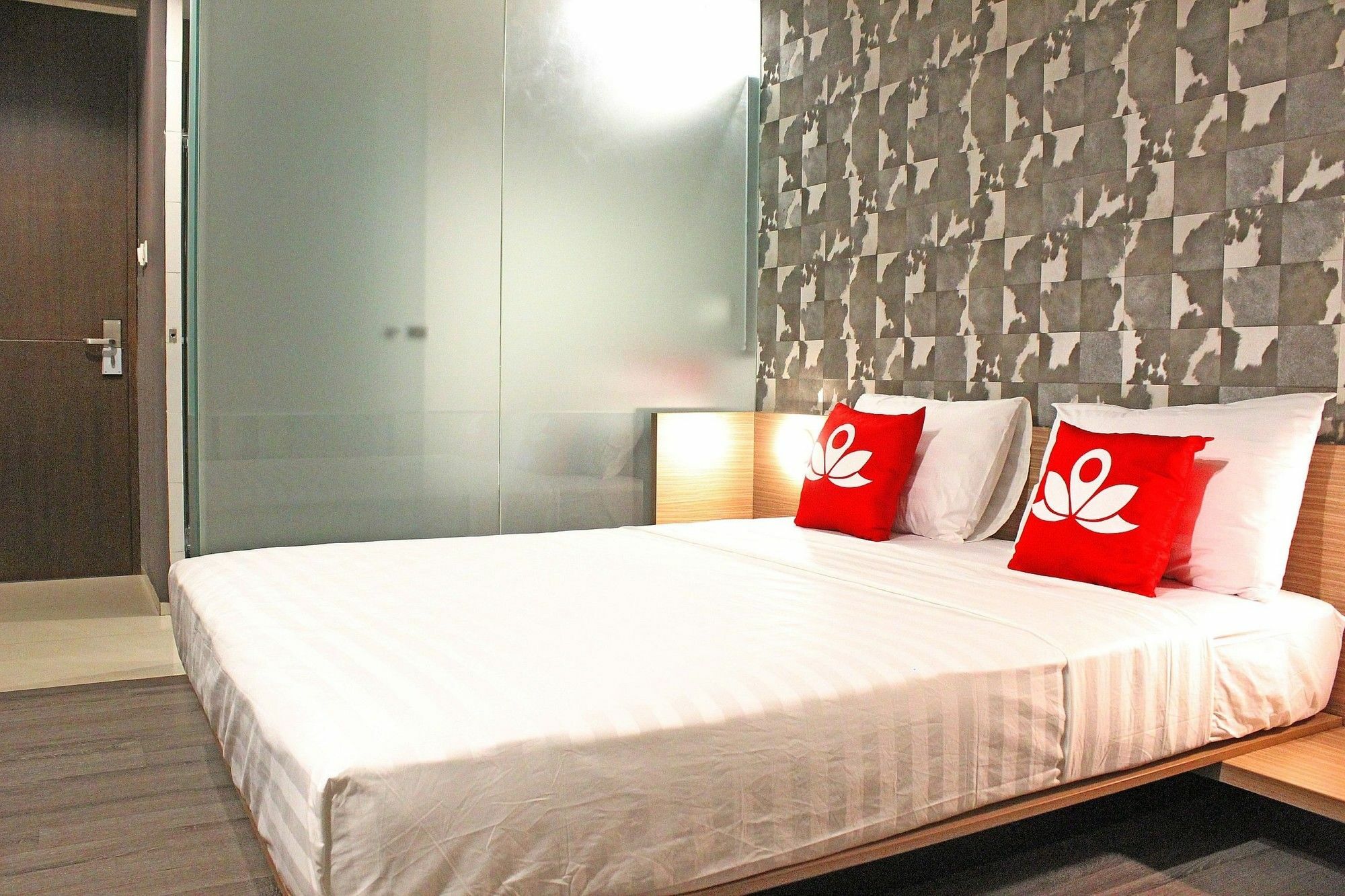 Zen Premium Sampoerna Strategic Square Hotel Jacarta Exterior foto