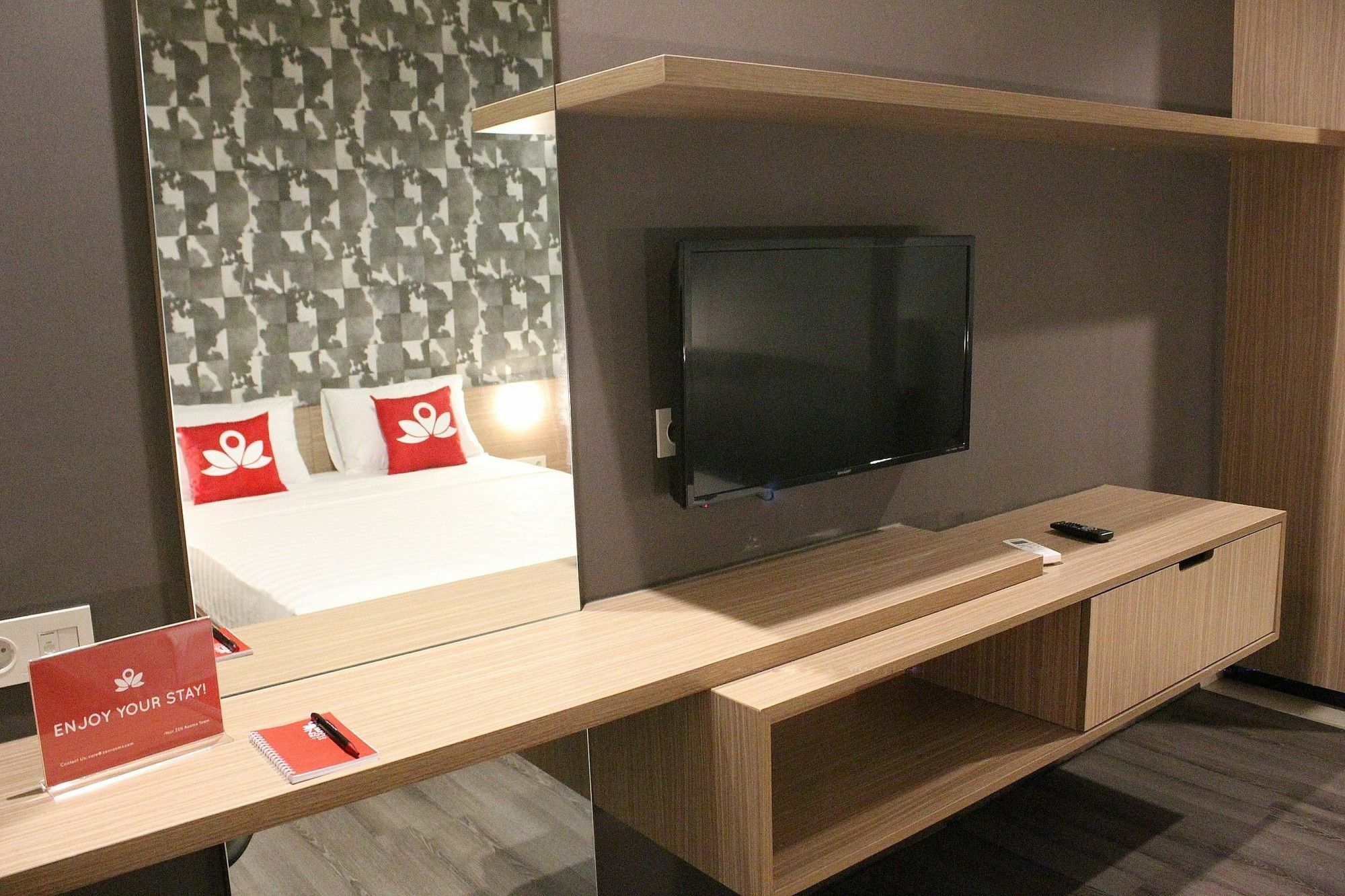 Zen Premium Sampoerna Strategic Square Hotel Jacarta Exterior foto